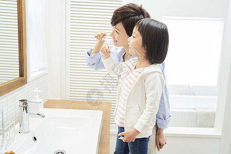 母女对着镜子刷牙两个人高清图片素材
