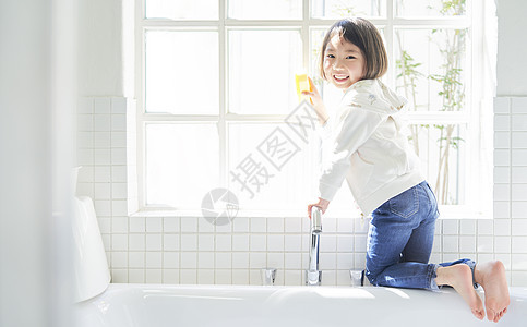 小女孩在浴室玩耍自然高清图片素材