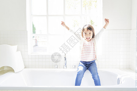 小女孩在浴室玩耍图片