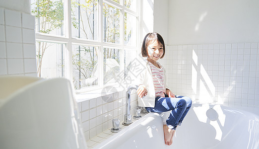 小女孩在浴室玩耍可爱高清图片素材