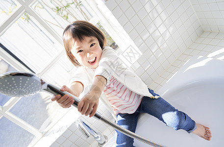 小女孩在浴室玩耍助理高清图片素材