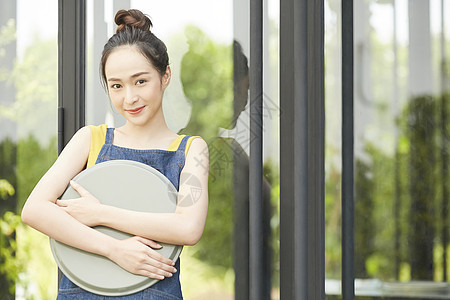 餐厅的女服务员欢迎光临图片