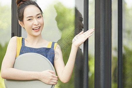 餐厅的女服务员欢迎光临图片