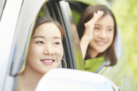 户外开心自驾旅游的女人图片