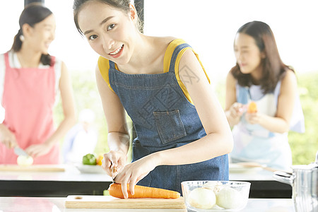 年轻妈妈一起学习烹饪的年轻女性背景