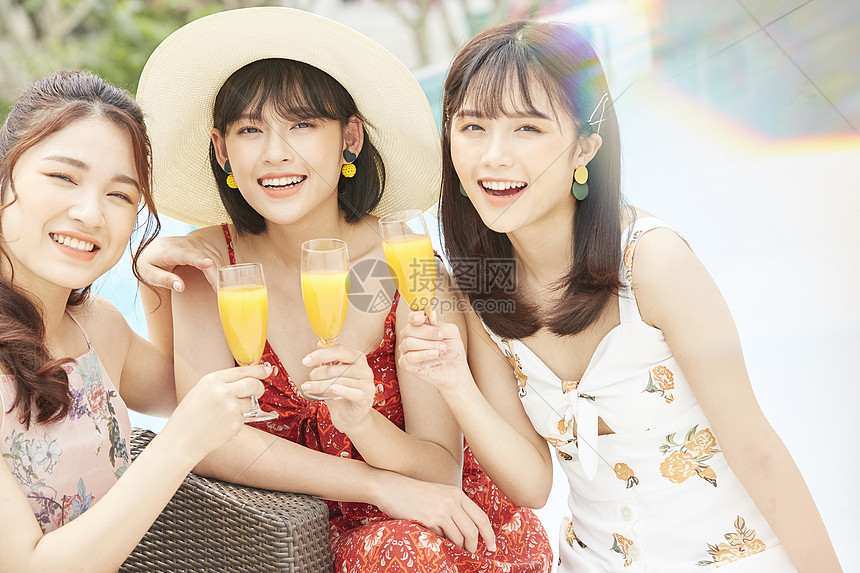 三个人裙子嘉年华女女旅程度假村