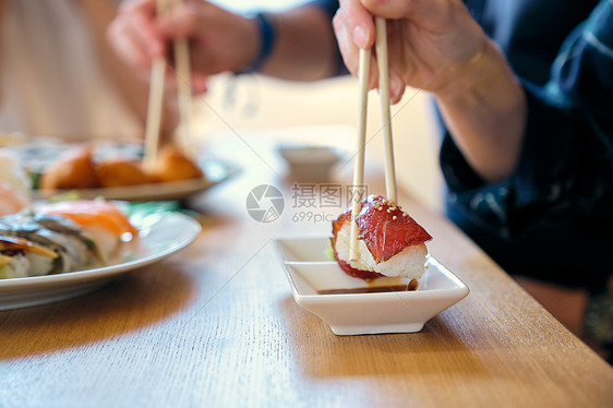 男女完成烹饪寿司餐手图片