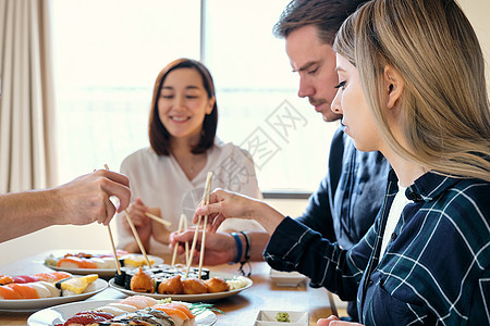 男女享受日本料理图片