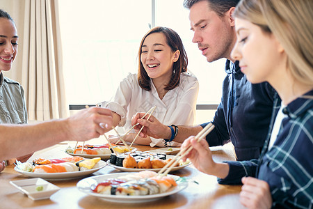 寿司盘男女享受日本料理背景