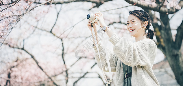 新生活花朵年轻樱花拍照片的春天妇女图片