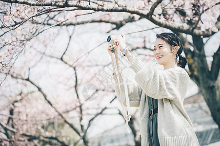 单人女士人类樱花拍照片的春天妇女图片