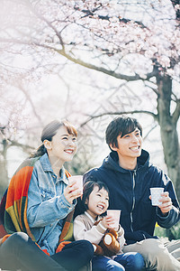 一家人在公园赏樱野餐高清图片
