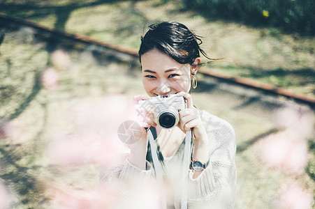 户外赏樱的女人图片