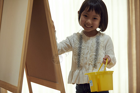 五岁大日本人上课去画架的女孩在客厅图片