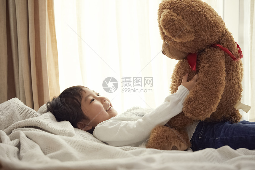幼儿伙伴岁睡觉与一头大熊的女孩在床上图片
