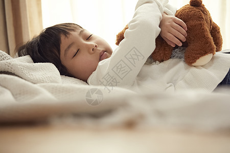 晚安小女孩打盹睡觉与小熊的女孩在床上图片