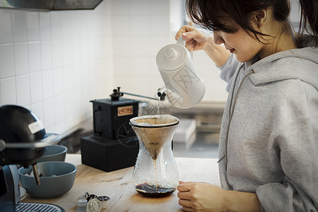 假日妻子的居家泡咖啡图片