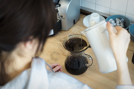 女人在家冲泡咖啡图片