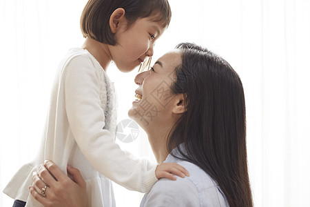 母女图片女士们育儿日本人面对的母亲和女儿在客厅背景