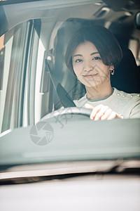 驾驶座椅上开车的女人图片