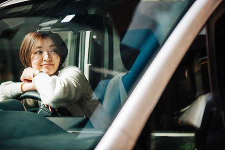 驾驶座椅上的微笑女人图片