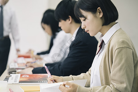 老师指示小学生高中生学习补习班预备学校图片