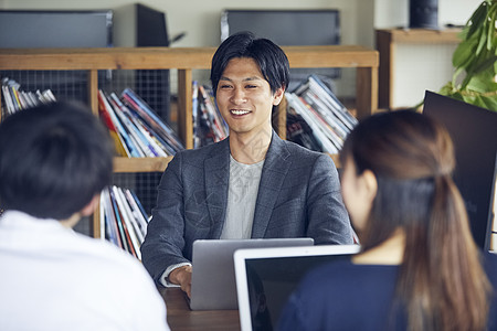 电脑业务洽谈上半身商务会议图片