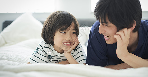 儿童男流行父母和孩子的生活方式床图片