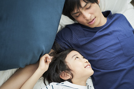 玩耍家族丰胸父母和孩子的生活方式床图片
