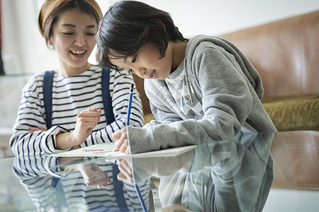 笑脸父母和小孩女生父母和孩子的生活方式图片