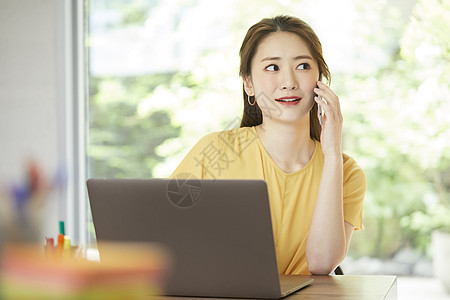 职业女性正在室内办公打电话图片