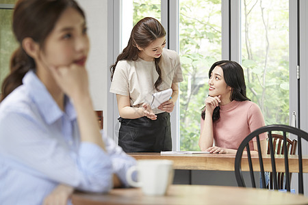 咖啡馆点单的年轻女子图片