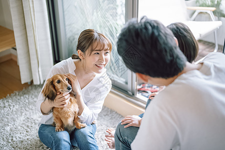 户内快乐和狗一起生活的一家人图片