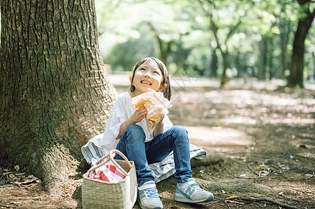 公园里可爱的女孩野餐图片