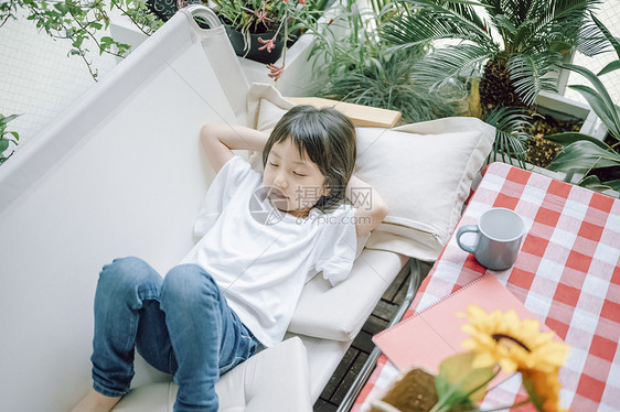 儿童在沙发上休息的女孩图片