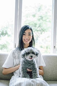 女生年轻微笑生活与狗女人图片