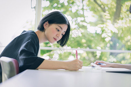 朋友上半身指示女大学生学习摄影合作keisenjogakuen大学图片