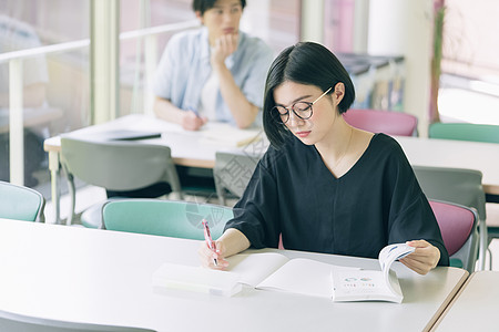 自学亚洲人肖像女大学生学习摄影合作keisenjogakuen大学背景图片