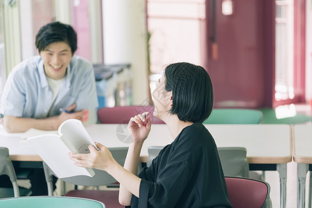 年轻男女图书馆自习交流图片