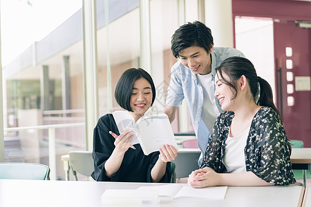 学院书籍看男女大学生学习摄影合作keisenjogakuen大学图片