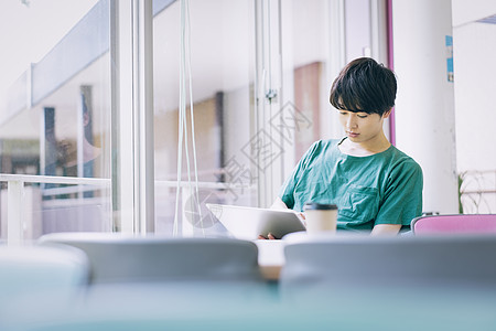 年轻男学生图书馆自习图片