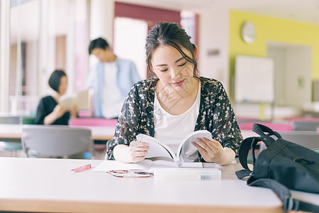 休假自学学校女大学生学习摄影合作keisenjogakuen大学图片