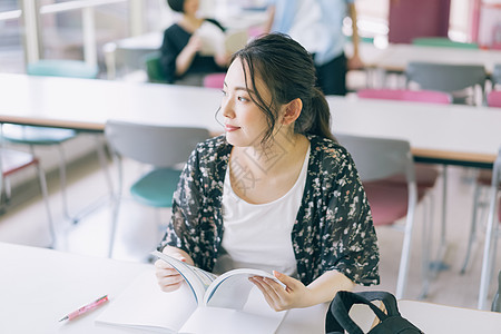 夫妇朋友室内女大学生学习摄影合作keisenjogakuen大学图片