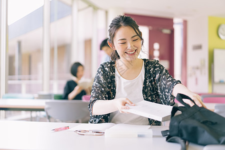 年轻女学生图书馆自习图片