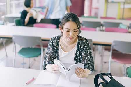 年轻女学生图书馆自习图片