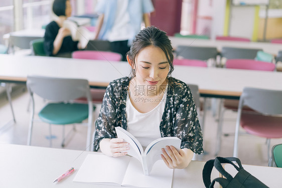 年轻女学生图书馆自习图片