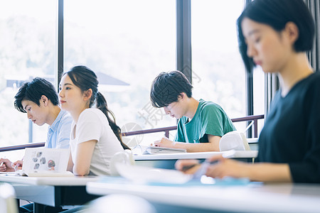 年轻学生图书馆自习交流图片