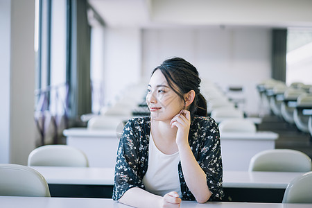 大学课堂里的女大学生图片