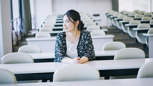 教室里的女大学生图片