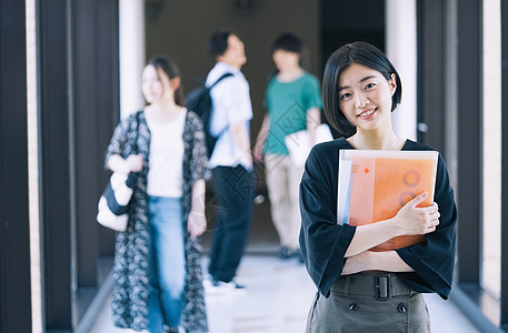 下课的大学生图片